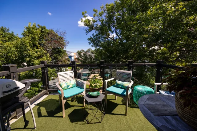 Downtown 1Bd+Den Breezy Black House Attic Get-Away